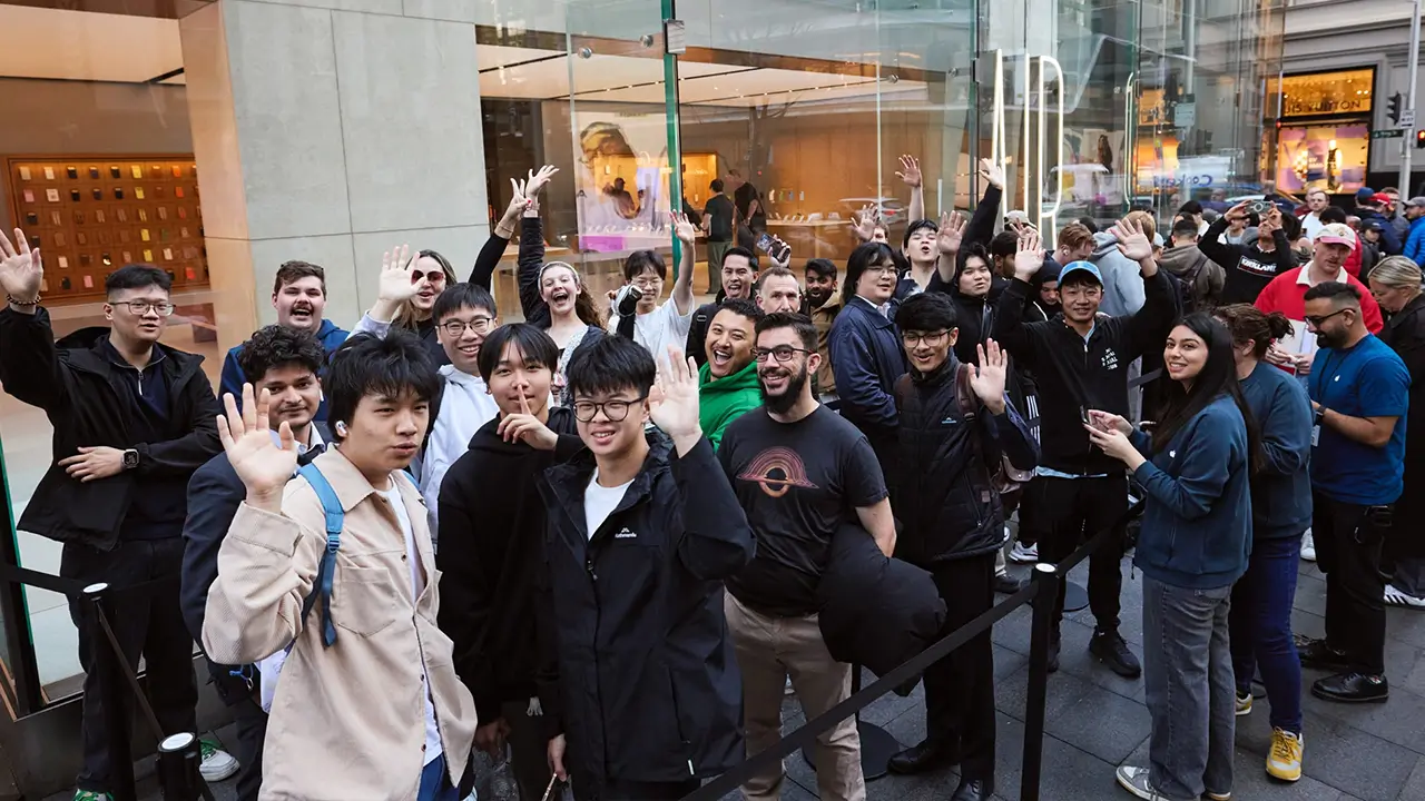 Cảnh fan "Táo Khuyết" xếp hàng ngay trước cửa Apple Store ở Sydney nước Úc